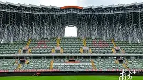 乌克兰国旗在马竞场馆升起，西蒙尼祈愿：世界和平！