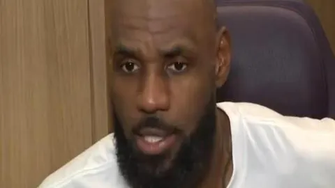 新春佳节临近，货源丰富，假日购物热潮澎湃。